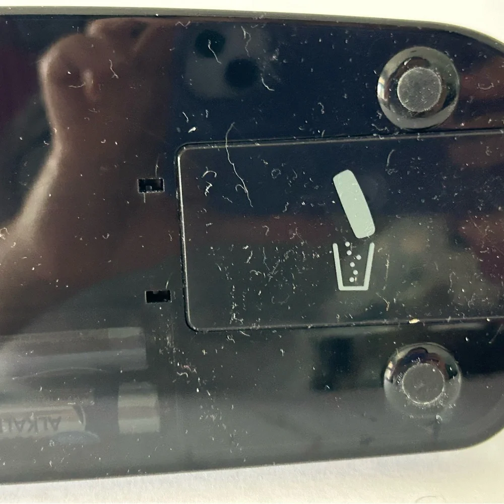 Swingline (2007) Electric Portable Desktop 3-Hole Punch - Batteries Not Included - Picture 15 of 17